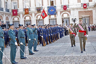 S. M. Don Felipe VI pasando revista a las tropas.