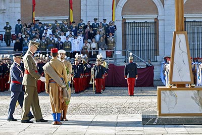 S. M. y el general Villarroya, en el acto de homenaje a los caídos.