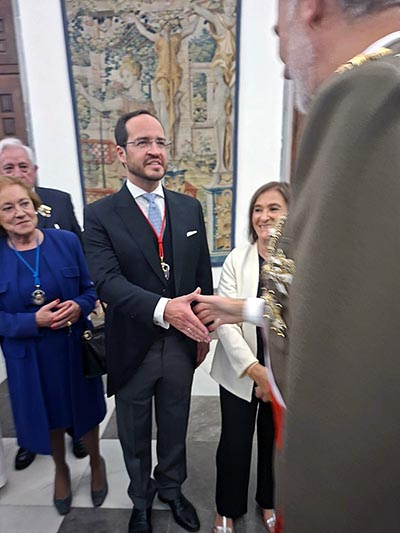 S. M. el Rey con el alcalde mayor y la procuradora fiscal.