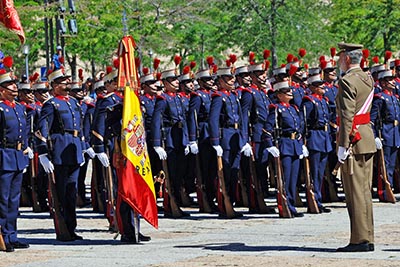 S. M. el Rey saluda a la Bandera.