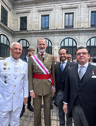 S. M. el Rey con el Alcalde Mayor del Solar y los Caballeros Diviseros y el Coronel de Sanidad.