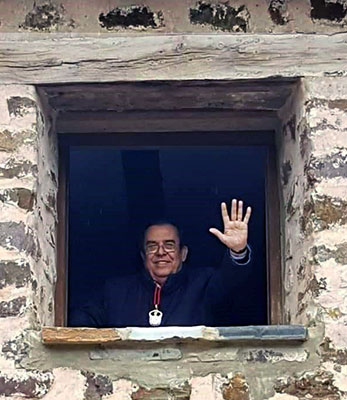 Foto de Don Guillermo Garca y Hernndez de Vinuesa saludando desde una ventana
