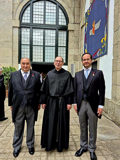 Prior del Real Monaterio de San Lorenzo de El Escorial, con el Alcalde Mayor y el Diputado Garrido Sauro