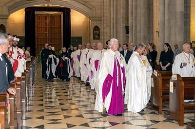 Representantes de diferentes Corporaciones Nobiliarias haciendo su entrada en la Catedral de la Almudena