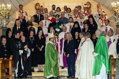 Foto de los representantes de las diferentes corporaciones bajo la imagen de la Virgen de la Almudena